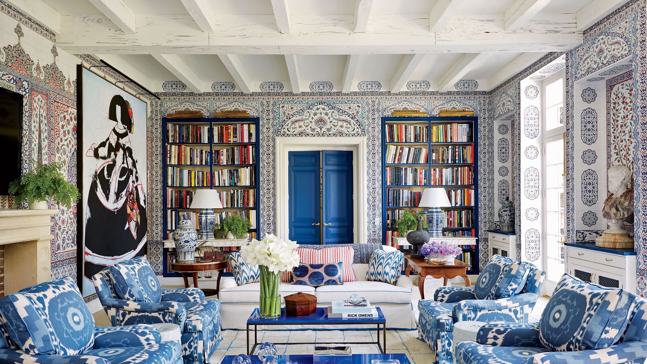 Classic wallpaper in a refined living room